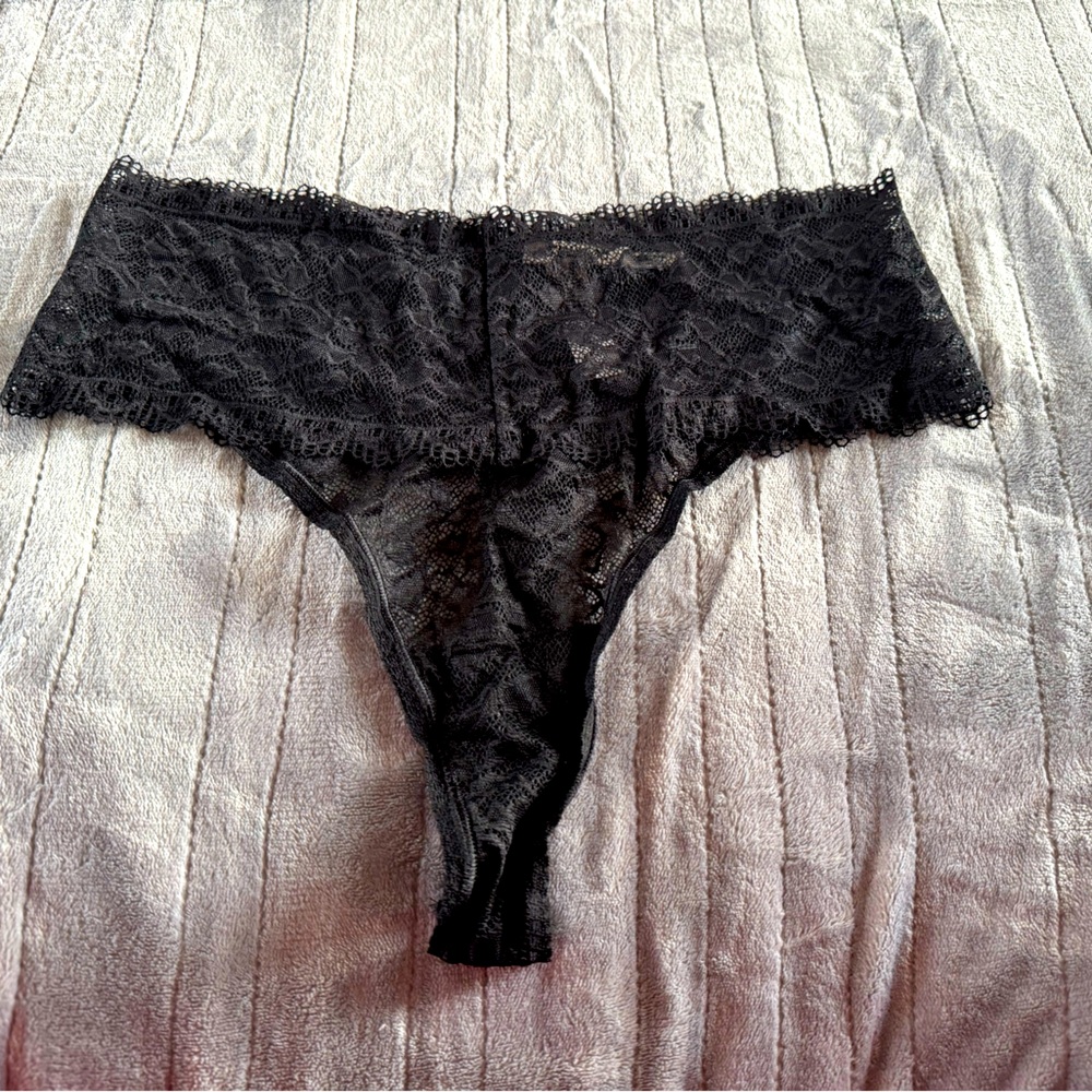 Soma Retro Thong

Black Color
Size XL

NWT